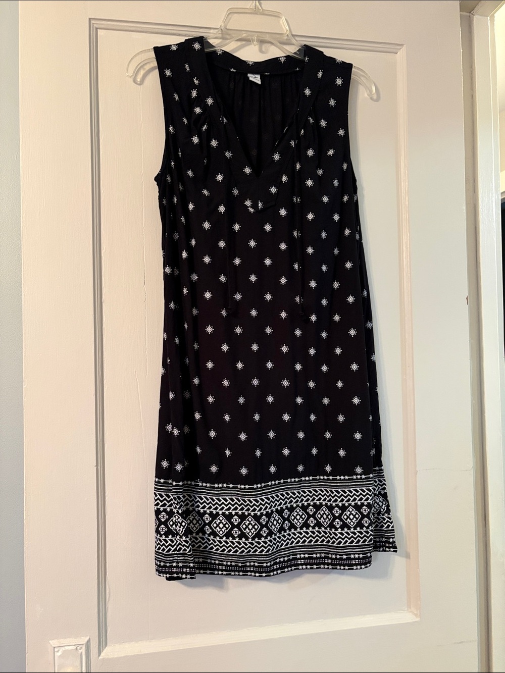 Black Sleeveless Printed Shift Dress